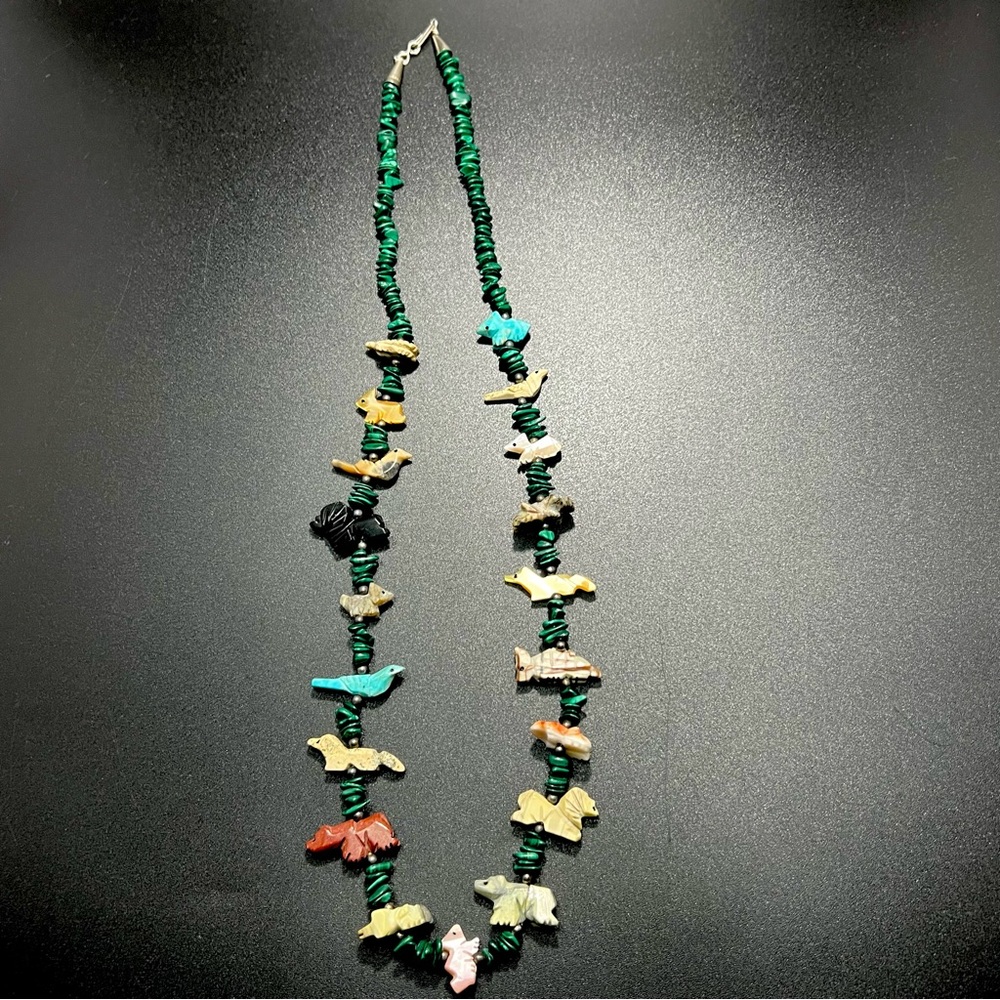 Vtg Native American Malachite Chip Fetish Necklace Hand Carved Gemstone Animals